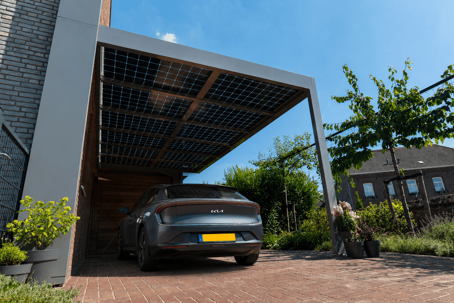 Gerealiseerde Skylva solar carport aan een woning