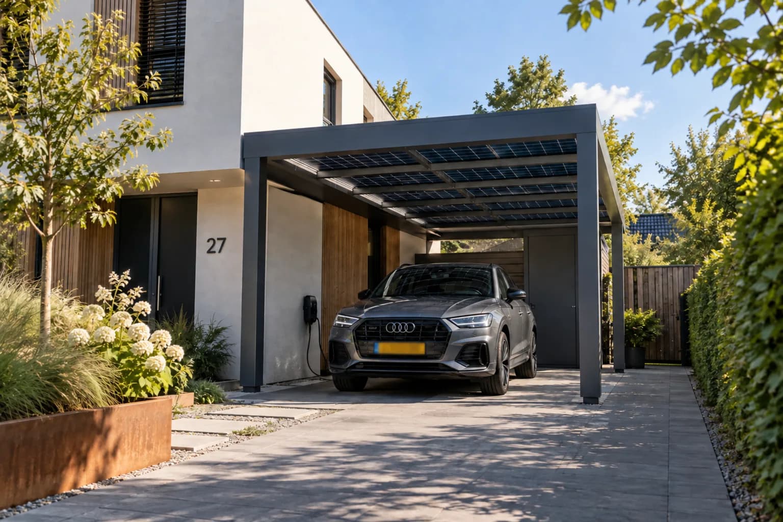 CUBO Solar Carport met grijze Audi bij een woning